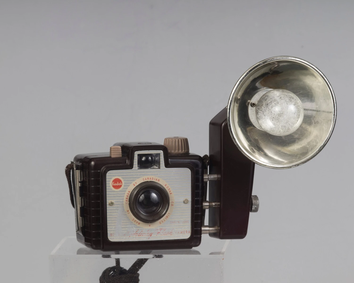 Kodak Brownie Holiday Flash With Flash Holder And Flash-bulb (uses 127 Film)(Kodak Brownie Holiday Flash With Flash Holder And Flash Bulb Uses 127 Film) 1 Kodak Brownie Holiday Flash With Flash Holder And Flash-bulb (uses 127 Film)(Kodak Brownie Holiday Flash With Flash Holder And Flash Bulb Uses 127 Film)