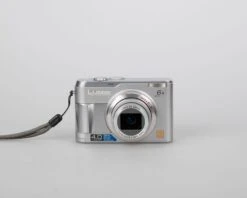 Panasonic Lumix DMC-LZ1 4 MP CCD Sensor Digicam (uses AA Batteries + SD Card Memory)(Panasonic Lumix Dmc Lz1 4 Mp Ccd Sensor Digicam Uses Aa Batteries Sd Card Memory)