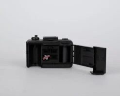 Accoutrements Pop Cam 35mm Novelty 'Andy Warhol' Camera(Accoutrements Pop Cam 35mm Novelty Andy Warhol Camera) 19 Accoutrements Pop Cam 35mm Novelty 'Andy Warhol' Camera(Accoutrements Pop Cam 35mm Novelty Andy Warhol Camera) -Vintage Camera Store accoutrements pop cam 35mm film pns camera 20240326 1384