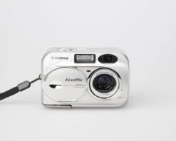 Fujifilm Finepix 2600 Zoom Digicam W/ 2 MP CCD Sensor W/ 64 MB Smart Media Card (uses AA Batteries)(Fujifilm Finepix 2600 Zoom Digicam W 2mp Ccd Sensor W 64mb Smartmedia Card Uses Aa Batteries)