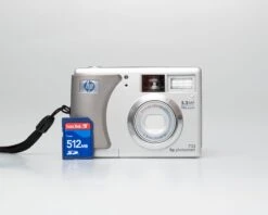 HP Photosmart 735 3.2 MP CCD Sensor Digicam W/ 512MB SD (serial Q2210A)(Hp Photosmart 735 3 2 Mp Ccd Sensor Digicam W 512mb Sd Serial Q2210a)