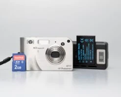 HP Photosmart R717 6.2 MP CCD Sensor Digicam W/ 2GB SD + Battery + Charger (serial CN55JD1031)(Hp Photosmart R717 6 2 Mp Ccd Sensor Digicam W 2gb Sd Battery Charger Serial Cn55jd1031)