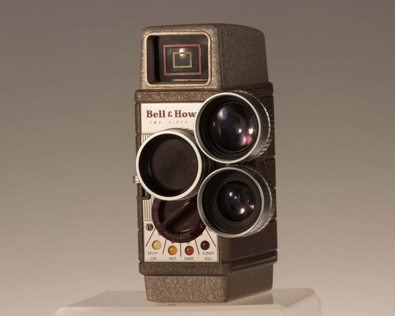 Bell And Howell Two-Fifty-Two 8mm Movie Camera(Bell And Howell Two Fifty Two 8mm Movie Camera W 3 Lens Turret Tested Working) 2 Bell And Howell Two-Fifty-Two 8mm Movie Camera(Bell And Howell Two Fifty Two 8mm Movie Camera W 3 Lens Turret Tested Working) - Image 2