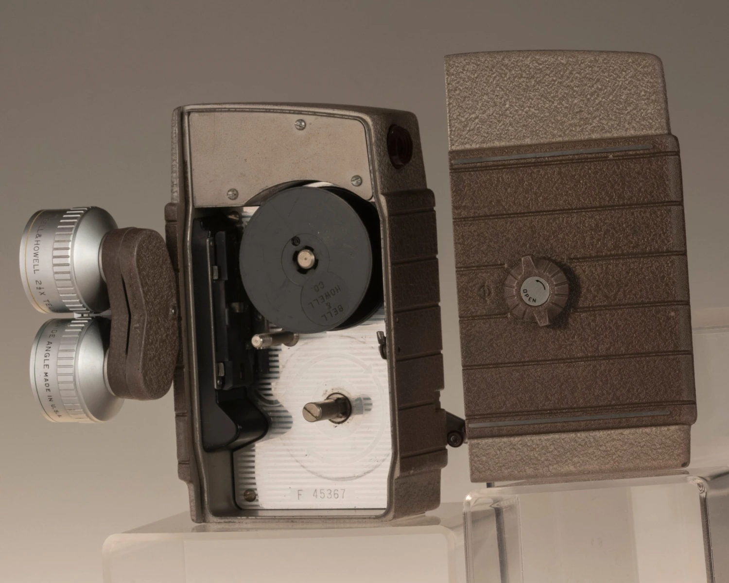 Bell And Howell Two-Fifty-Two 8mm Movie Camera(Bell And Howell Two Fifty Two 8mm Movie Camera W 3 Lens Turret Tested Working) 10 Bell And Howell Two-Fifty-Two 8mm Movie Camera(Bell And Howell Two Fifty Two 8mm Movie Camera W 3 Lens Turret Tested Working) - Image 10