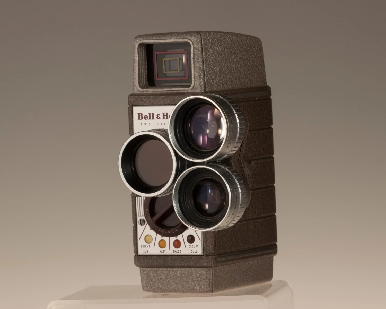 Bell And Howell Two-Fifty-Two 8mm Movie Camera(Bell And Howell Two Fifty Two 8mm Movie Camera W 3 Lens Turret Tested Working) 3 Bell And Howell Two-Fifty-Two 8mm Movie Camera(Bell And Howell Two Fifty Two 8mm Movie Camera W 3 Lens Turret Tested Working) - Image 3