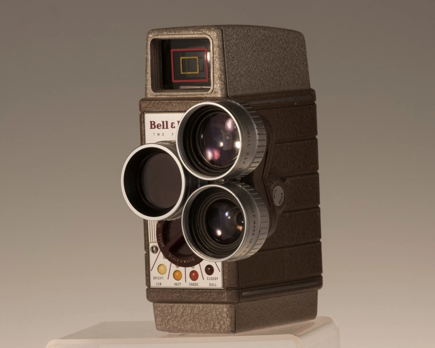 Bell And Howell Two-Fifty-Two 8mm Movie Camera(Bell And Howell Two Fifty Two 8mm Movie Camera W 3 Lens Turret Tested Working) 4 Bell And Howell Two-Fifty-Two 8mm Movie Camera(Bell And Howell Two Fifty Two 8mm Movie Camera W 3 Lens Turret Tested Working) - Image 4