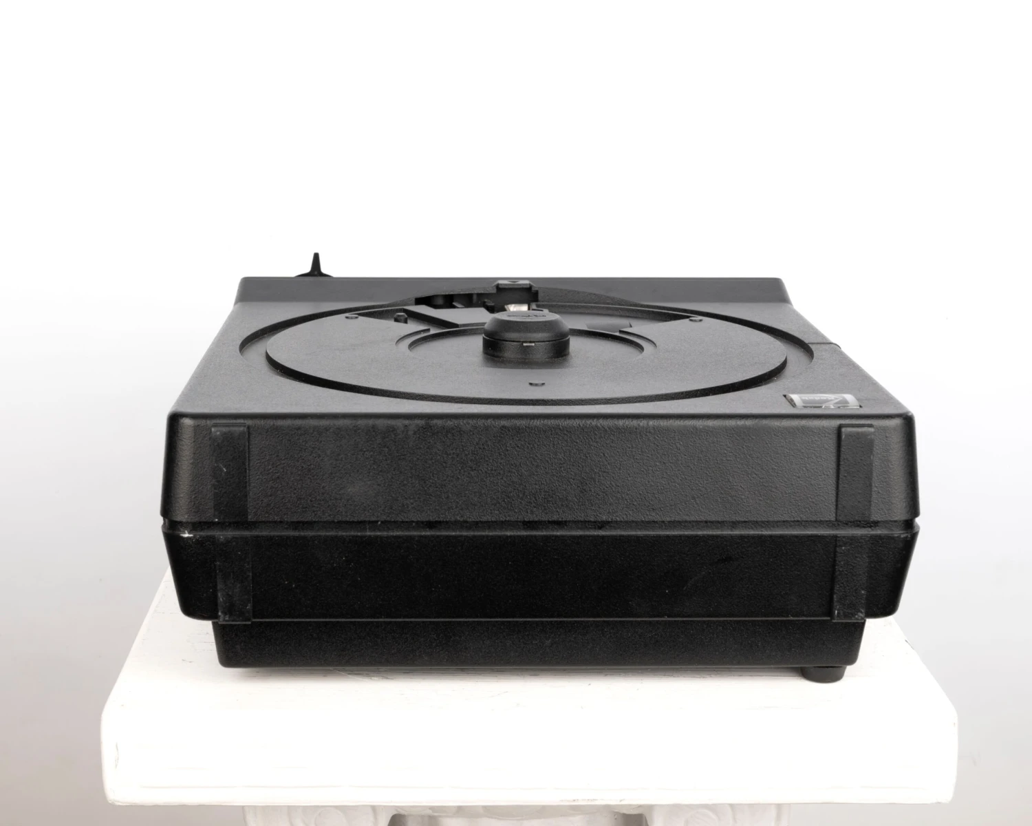 Kodak Carousel 4400 35mm Slide Projector W/ Ektanar C 102mm F2.8 Lens (serial 140686)(Kodak Carousel 4400 35mm Slide Projector W Ektanar C 102mm F2 8 Lens Serial 140686) 6 Kodak Carousel 4400 35mm Slide Projector W/ Ektanar C 102mm F2.8 Lens (serial 140686)(Kodak Carousel 4400 35mm Slide Projector W Ektanar C 102mm F2 8 Lens Serial 140686) - Image 6