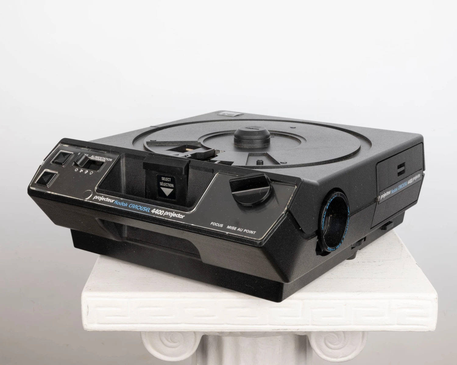 Kodak Carousel 4400 35mm Slide Projector W/ Ektanar C 102mm F2.8 Lens (serial 140686)(Kodak Carousel 4400 35mm Slide Projector W Ektanar C 102mm F2 8 Lens Serial 140686) 2 Kodak Carousel 4400 35mm Slide Projector W/ Ektanar C 102mm F2.8 Lens (serial 140686)(Kodak Carousel 4400 35mm Slide Projector W Ektanar C 102mm F2 8 Lens Serial 140686) - Image 2