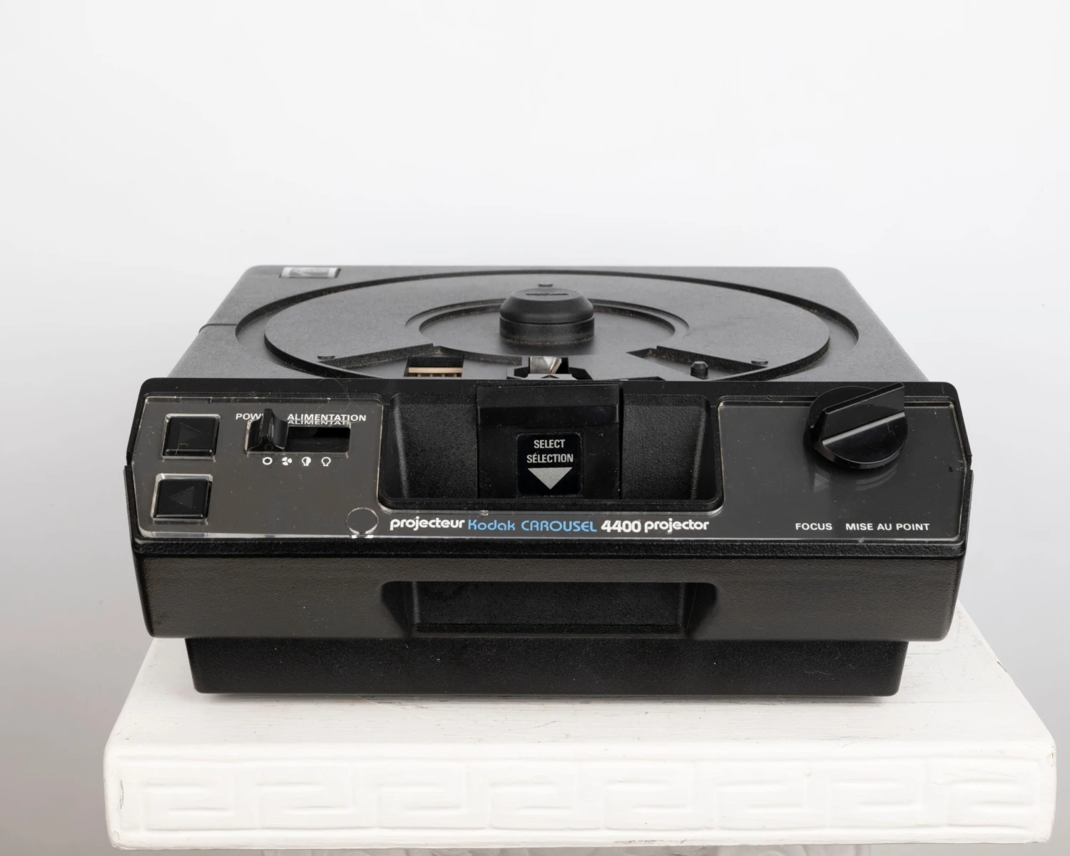 Kodak Carousel 4400 35mm Slide Projector W/ Ektanar C 102mm F2.8 Lens (serial 140686)(Kodak Carousel 4400 35mm Slide Projector W Ektanar C 102mm F2 8 Lens Serial 140686) 3 Kodak Carousel 4400 35mm Slide Projector W/ Ektanar C 102mm F2.8 Lens (serial 140686)(Kodak Carousel 4400 35mm Slide Projector W Ektanar C 102mm F2 8 Lens Serial 140686) - Image 3