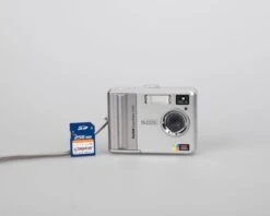 Kodak EasyShare C530 5 Megapixel CCD Sensor Digicam W/ 256 MB SD Card (uses AA Batteries)(Kodak C530 5 Megapixel Ccd Sensor Digicam W 256 Mb Sd Card Uses Aa Batteries)