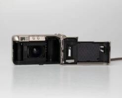 Minolta Riva Zoom 125 Compact 35mm Camera W/ Case (serial 40016465)(Minolta Riva Zoom 125 Compact 35mm Camera W Case Serial 40016465) -Vintage Camera Store minolta rivaZoom125 35mm film pns Camera serial 40016465 20250717