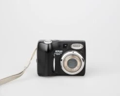 Nikon Coolpix 7600 7MP CCD Sensor Digicam W/ Battery Charger + Manual In French (uses AA Batteries)(Nikon Coolpix 7600 7mp Ccd Sensor Digicam W Battery Charger Manual In French Uses Aa Batteries) -Vintage Camera Store nikon coolpix 7600 ccd digicam 202304304137