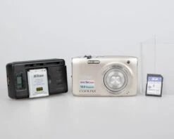 Nikon Coolpix S3100 14MP Digicam W/ 4GB SD Card + Battery + Charger(Nikon Coolpix S3100 14mp Digicam W 4gb Sd Card Battery Charger)