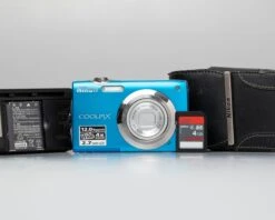 Nikon Coolpix S3000 12MP Digicam W/ 4GB SD Card + Battery + Charger + Case (serial 52016559)(Nikon Coolpix S3000 12mp Digicam W 4gb Sd Card Battery Charger Case Serial 52016559)