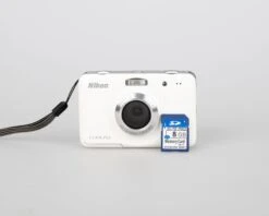 Nikon Coolpix S30 10 MP Digicam W/ 8GB SD Card (uses AA Batteries)(Nikon Coolpix S30 10 Mp Digicam W 8gb Sd Card Uses Aa Batteries)