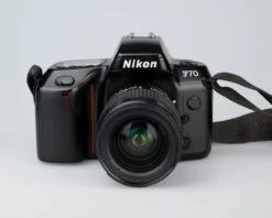 Nikon F70 35mm Film SLR W/ AF Nikkor 28-80mm 3.5-5.6D Lens(Nikon F70 35mm Film Slr W Af Nikkor 28 80mm 3 5 5 6d Lens)