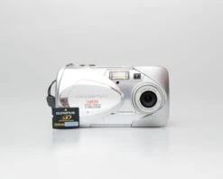 Olympus Camedia D-580 4 MP CCD Sensor Digicam W/ 256MB XD Card (serial 334E24297)(Olympus Camedia D 580 4 Mp Ccd Sensor Digicam W 256mb Xd Card Serial 334e24297)