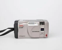 Olympus Camedia D-340R 1.3 MP CCD Sensor Digicam W/ 8 MB SmartMedia Card (uses AA Batteries)(Olympus Camedia D 340r 1 3 Mp Ccd Sensor Digicam W 8 Mb Smartmedia Card Uses Aa Batteries)