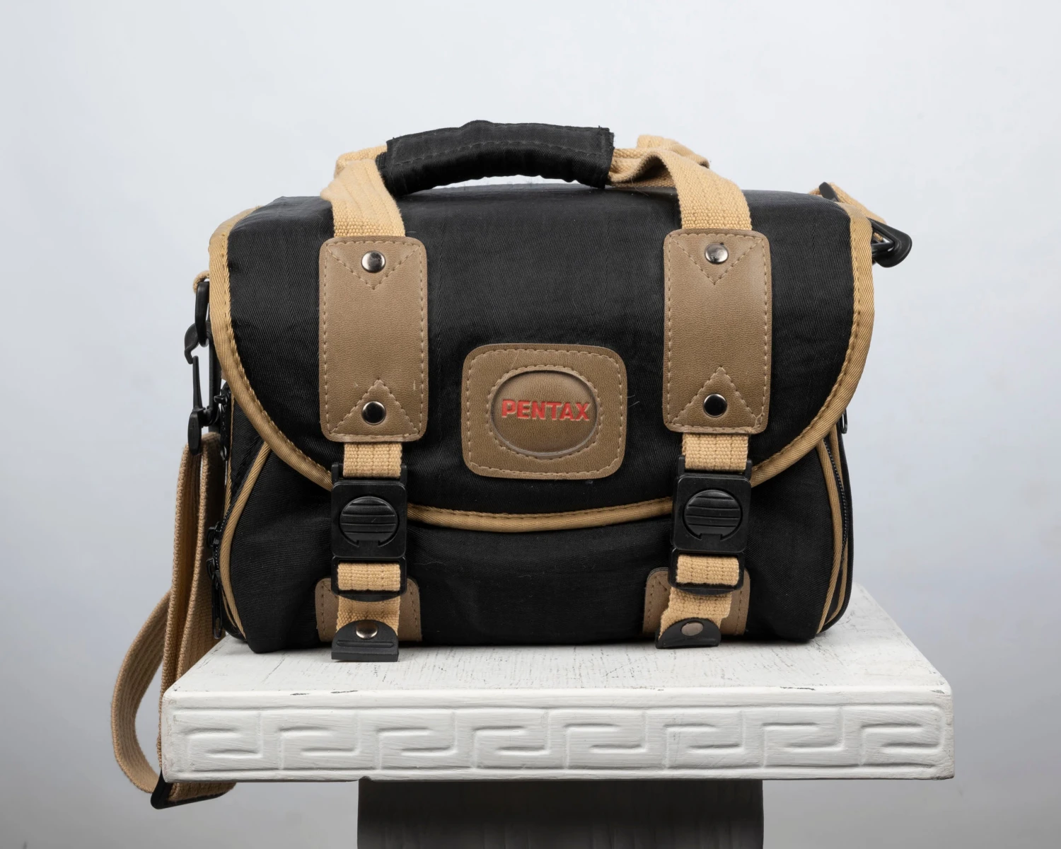 Pentax Black And Tan Mid-sized Camera Bag(Pentax Black And Tan Mid Sized Camera Bag)