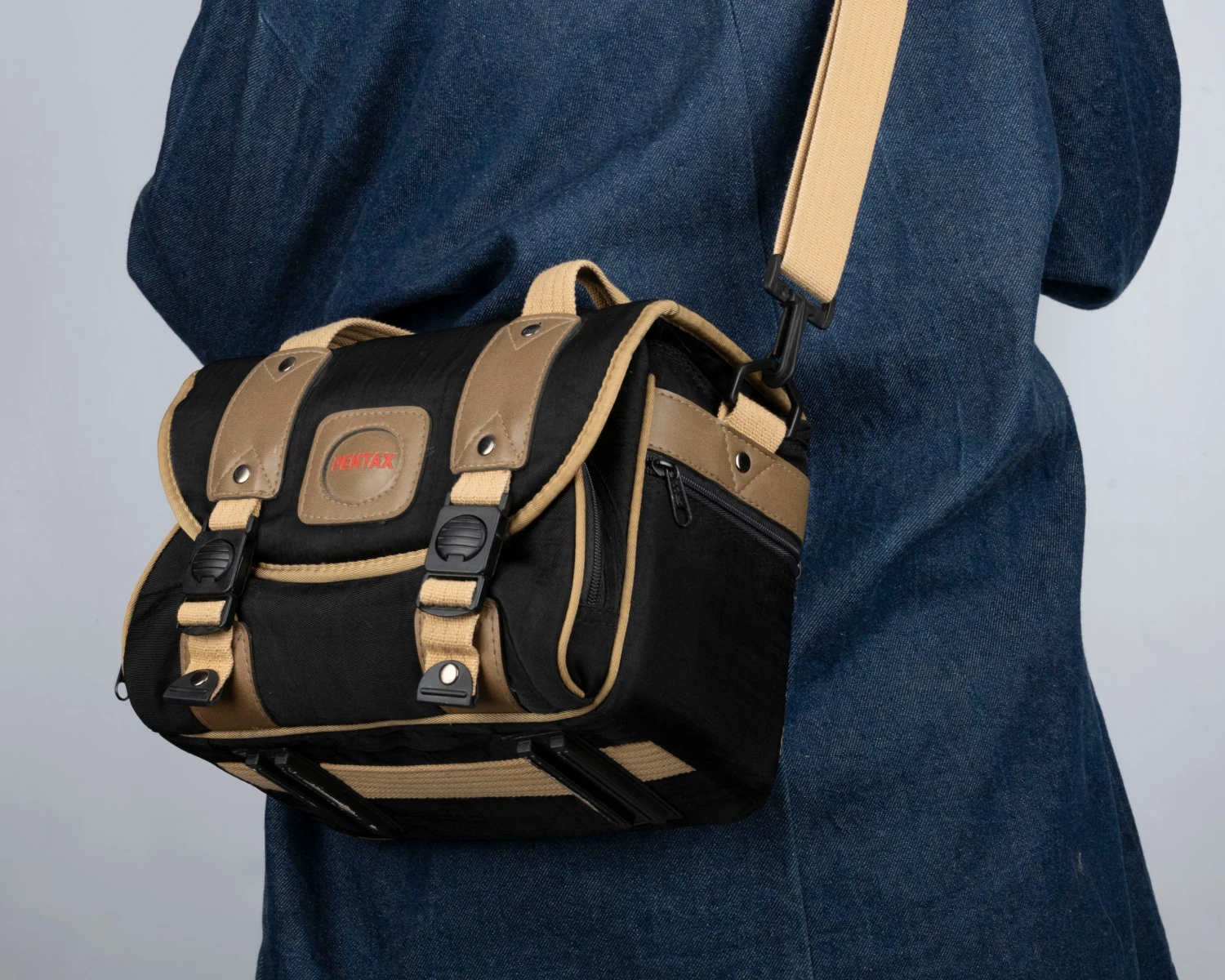 Pentax Black And Tan Mid-sized Camera Bag(Pentax Black And Tan Mid Sized Camera Bag) - Image 7