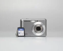 Samsung ES15 10 MP CCD Sensor Digicam W/ 4GB SD Card (serial A24QC90SB02216P)(Samsung Es15 10 Mp Ccd Sensor Digicam W 4gb Sd Card Serial A24qc90sb02216p)