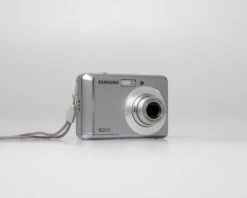 Samsung ES15 10 MP CCD Sensor Digicam W/ 4GB SD Card (serial A24QC90SB02216P)(Samsung Es15 10 Mp Ccd Sensor Digicam W 4gb Sd Card Serial A24qc90sb02216p) 14 Samsung ES15 10 MP CCD Sensor Digicam W/ 4GB SD Card (serial A24QC90SB02216P)(Samsung Es15 10 Mp Ccd Sensor Digicam W 4gb Sd Card Serial A24qc90sb02216p) -Vintage Camera Store samsung ES15 digital pns camera serial A24QC90SB02216P 20241210 6