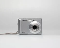 Samsung ES15 10 MP CCD Sensor Digicam W/ 4GB SD Card (serial A24QC90SB02216P)(Samsung Es15 10 Mp Ccd Sensor Digicam W 4gb Sd Card Serial A24qc90sb02216p) 13 Samsung ES15 10 MP CCD Sensor Digicam W/ 4GB SD Card (serial A24QC90SB02216P)(Samsung Es15 10 Mp Ccd Sensor Digicam W 4gb Sd Card Serial A24qc90sb02216p) -Vintage Camera Store samsung ES15 digital pns camera serial A24QC90SB02216P 20241210 7