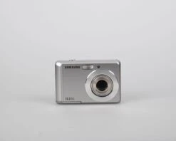 Samsung ES17 12.2 MP CCD Sensor Digicam (uses AA Batteries + SD Cards)(Samsung Es17 12 2 Mp Ccd Sensor Digicam Uses Aa Batteries Sd Cards)