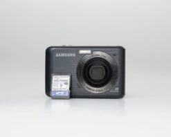 Samsung ES20 10.2 MP CCD Sensor Digicam W/ 4GB SD Card (serial CJ66C30SC02913V)(Samsung Es20 10 2 Mp Ccd Sensor Digicam W 4gb Sd Card Serial Cj66c30sc02913v)