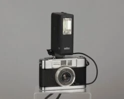 Yashica Mimy Half-frame 35mm Camera Plus Braun Flash(Yashica Mimy Half Frame 35mm Camera Plus Braun Flash)