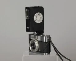 Yashica Mimy Half-frame 35mm Camera Plus Braun Flash(Yashica Mimy Half Frame 35mm Camera Plus Braun Flash) -Vintage Camera Store yashica mimy half frame35mm withBraunFlash 20201028 142