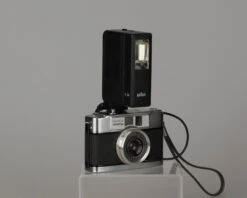 Yashica Mimy Half-frame 35mm Camera Plus Braun Flash(Yashica Mimy Half Frame 35mm Camera Plus Braun Flash) -Vintage Camera Store yashica mimy half frame35mm withBraunFlash 20201028 143